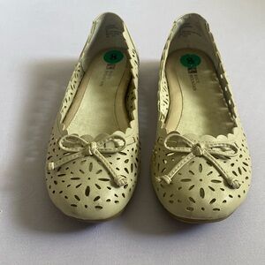 Tan slip on white Mountain very good condition